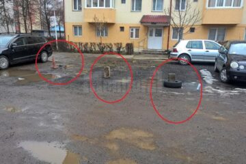 Cușnir a prezentat o parcare din Suceava în care oamenii folosesc diverse obiecte pentru a-și rezerva locurile de parcare