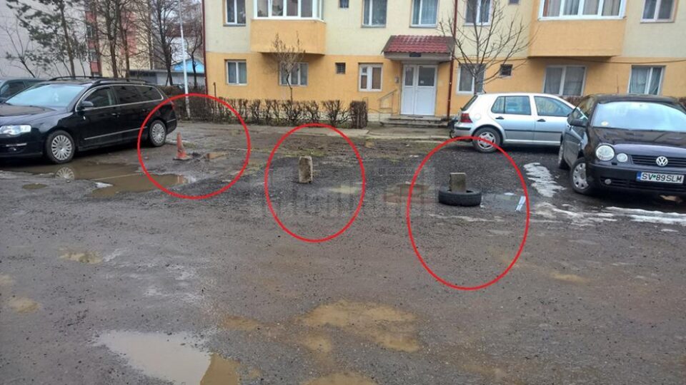 Cușnir a prezentat o parcare din Suceava în care oamenii folosesc diverse obiecte pentru a-și rezerva locurile de parcare