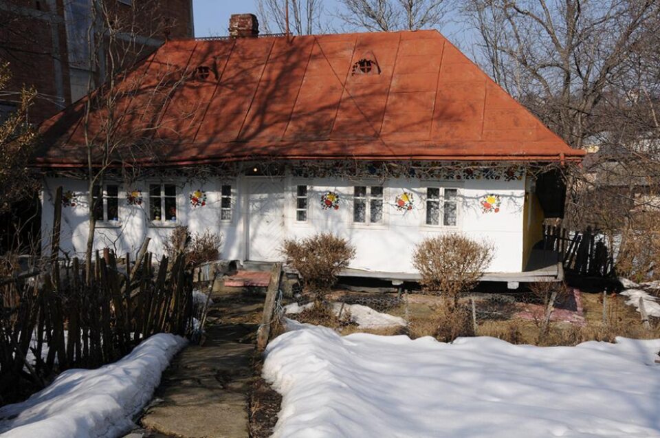 Casa bătrânească aflată peste drum, nelocuită în perioada de iarnă