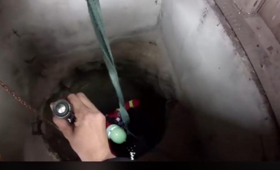 Bărbat salvat după ce s-a prăbușit în fântâna pe care o curăța