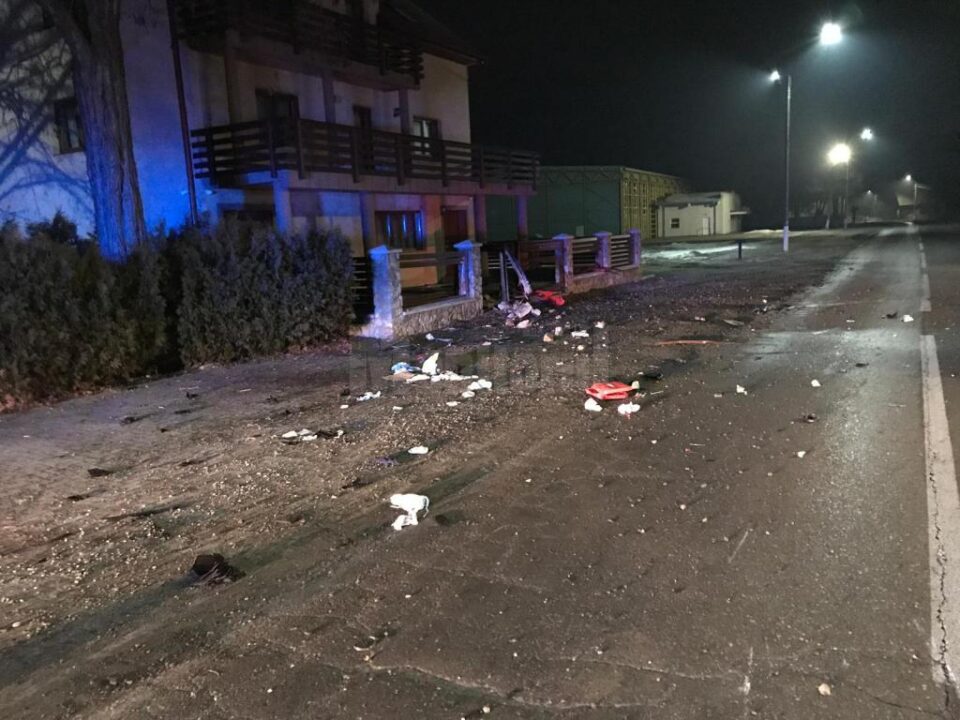 Doi tineri în stare foarte gravă, după un accident produs la 110 km/h