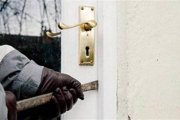 Casele a încă doi afaceriști din Suceava au fost sparte de hoții care au speriat orașul. Foto: adevarul.ro