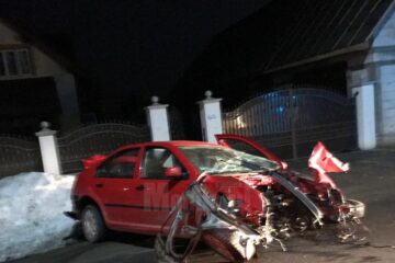 Doi tineri în stare foarte gravă, după un accident produs la 110 km/h