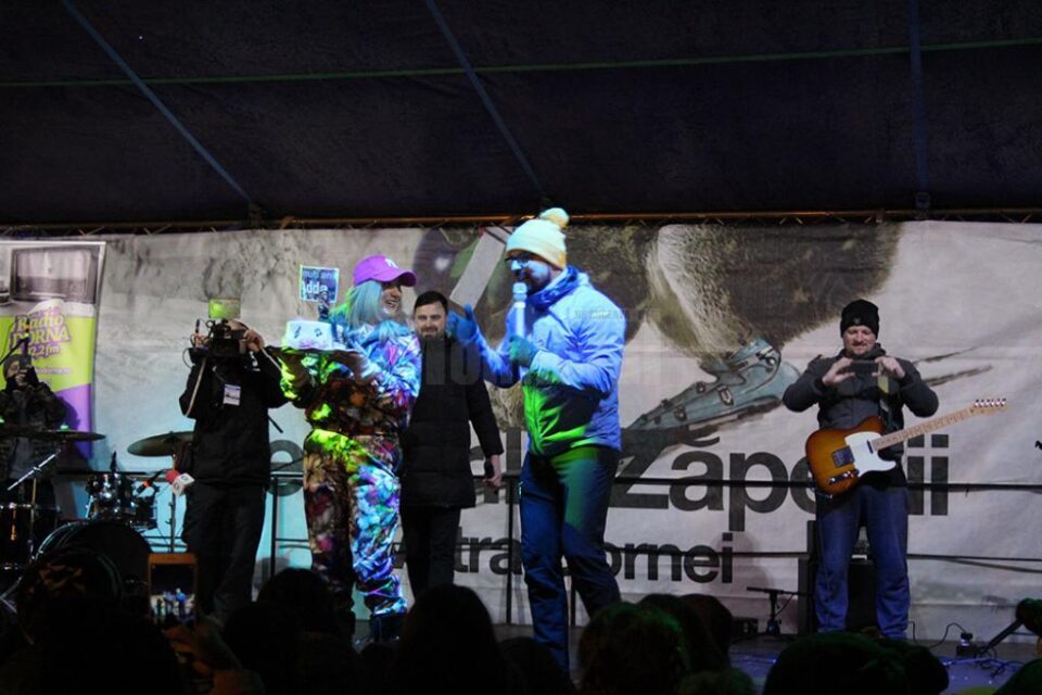 Tort cu Adda în miniatură, oferit artistei pe scena Serbarilor Zăpezii, la Vatra Dornei