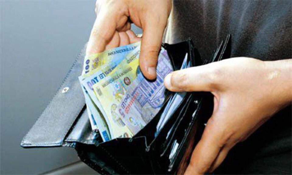Bărbatul a scos din portmoneu 100 de lei, în schimbul căreia cei doi i-au dat inelul ”valoros” Bărbatul a scos din portmoneu 100 de lei, în schimbul căreia cei doi i-au dat inelul ”valoros”