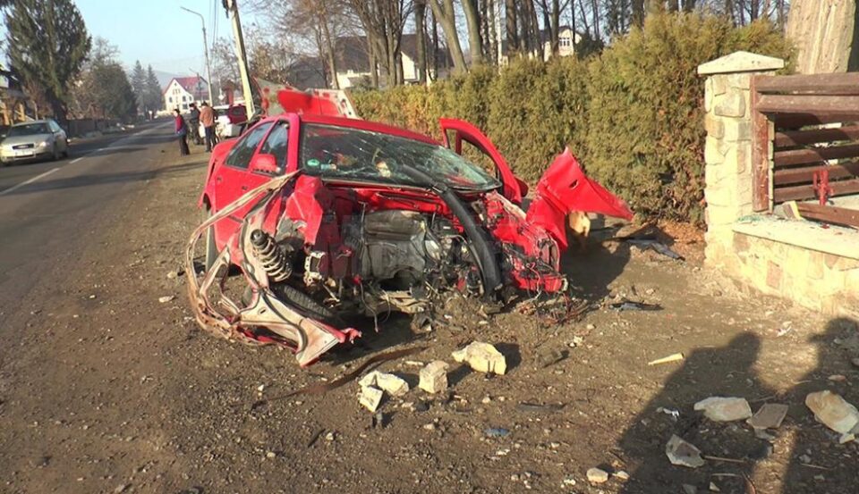 Accidente grave, provocate de doi tineri care conduceau cu viteză