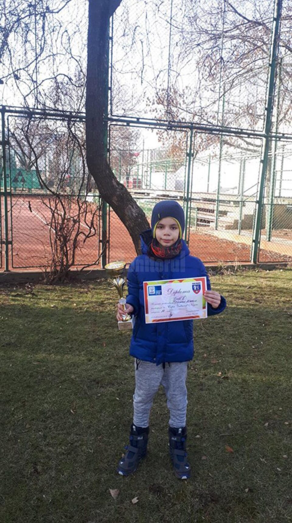 Karlo Piticaru prezintă trofeul câștigat la Oradea