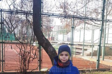 Karlo Piticaru prezintă trofeul câștigat la Oradea