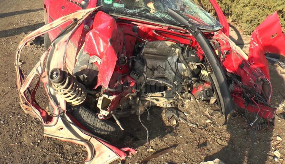 Motorul a sărit la 20 de metri de locul impactului