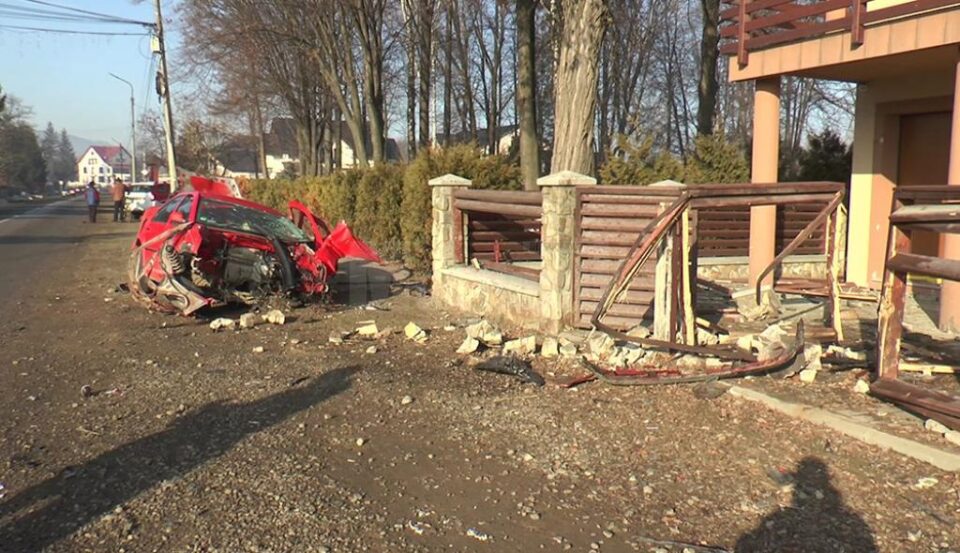 Accidente grave, provocate de doi tineri care conduceau cu viteză