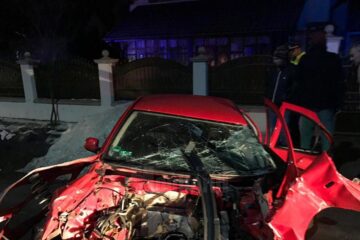 Mașina distrusă aproape în totalitate, după accidentul de la Vicovu de Jos