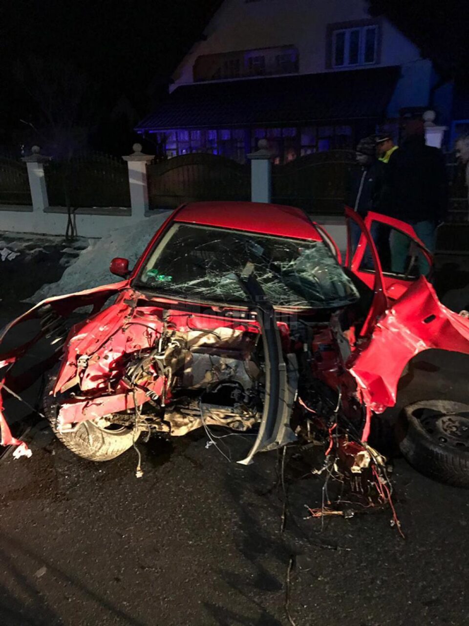 Mașina distrusă aproape în totalitate, după accidentul de la Vicovu de Jos