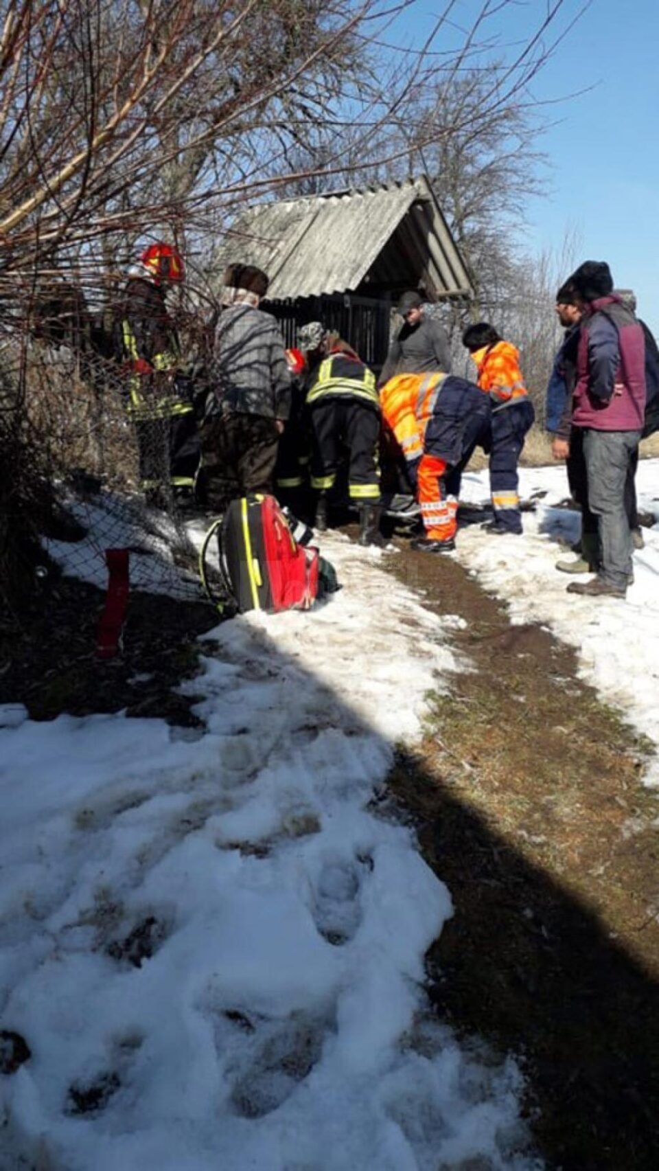 În urma intervenției dificile a pompierilor, bărbatul de 58 de ani a fost scos din adâncul fântânii