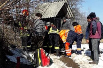 În urma intervenției dificile a pompierilor, bărbatul de 58 de ani a fost scos din adâncul fântânii