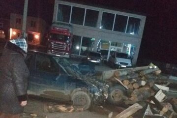 Impactul dintre mașină și căruța cu lemne a fost destul de violent