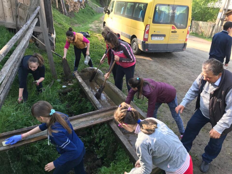 Elevi și tineri din Țara Dornelor prezintă patrimoniul local al zonelor în care trăiesc