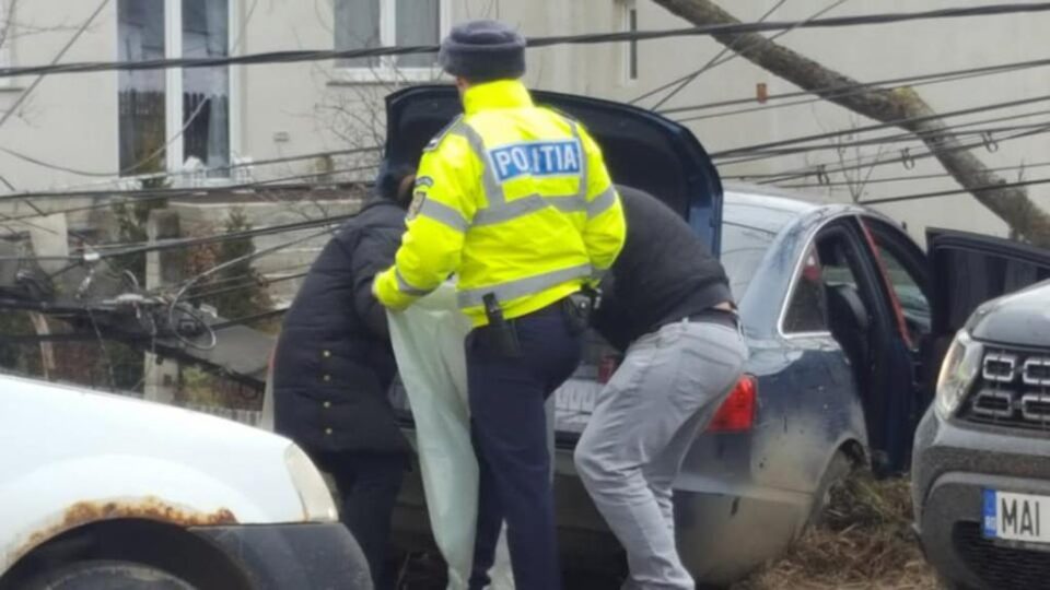 Polițistei au ridicat aproape 8.500 de pachete de țigări din autoturismul Audi A6. Foto: Facebook Polițistei au ridicat aproape 8.500 de pachete de țigări din autoturismul Audi A6. Foto: Facebook