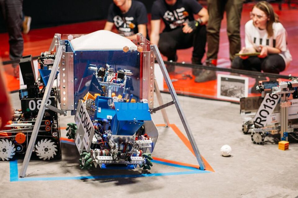 Robotul echipei, deși masiv și echipat cu toate funcțiile, a reușit să se agațe la final de meci de suportul aferent