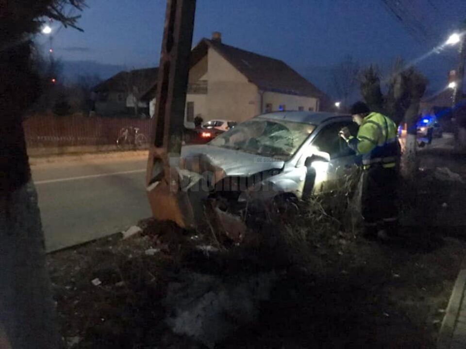 Mașina în care se aflau cei trei copii, grav avariată