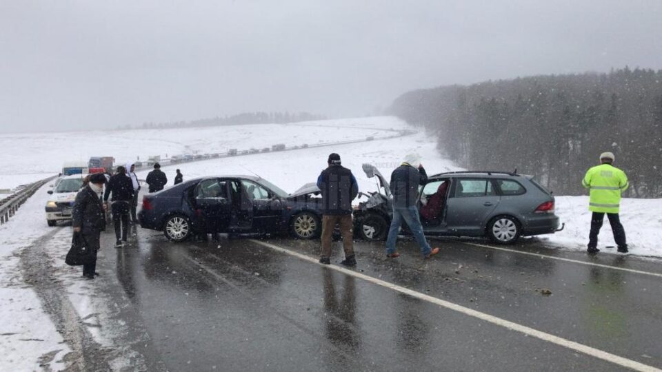 O persoană a rămas încarcerată și alte cinci au fost rănite, în urma ciocnirii a două autoturisme la Ilișești