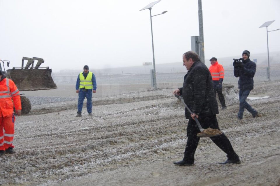 Gheorghe Flutur a venit cu o lopată pe șantierul centurii Sucevei pentru a da o mână de ajutor pentru finalizarea lucrărilor
