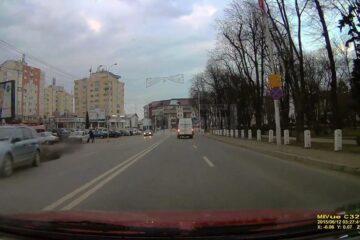 Momentul plecării în trombă al minorului. Polițiștii, în plan îndepărtat, pornesc după el