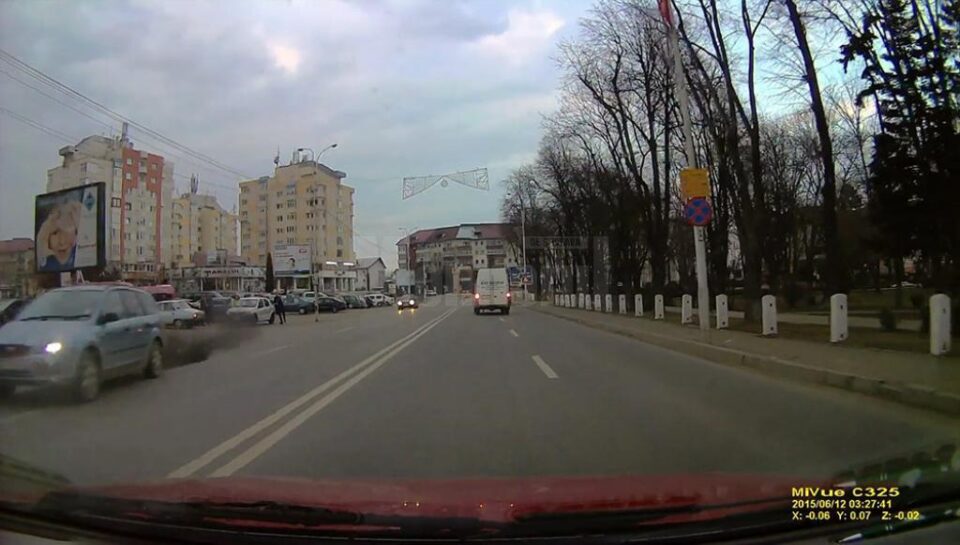 Momentul plecării în trombă al minorului. Polițiștii, în plan îndepărtat, pornesc după el