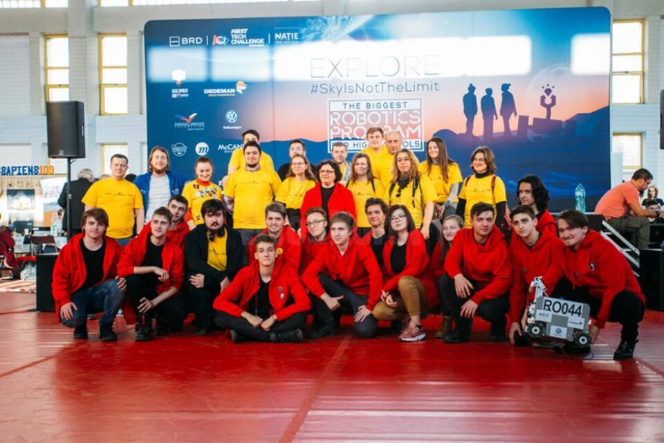 Fotografia finală, care reunește membrii echipei CIRCUIT DEALERZ și toți evaluatorii, a fost realizată în semn de apreciere pentru valoare echipei