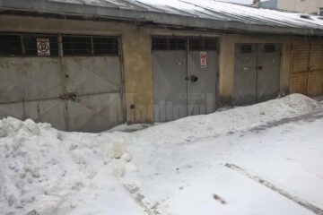 Cușnir arată că multe garaje din Obcini nu sunt folosite cu lunile