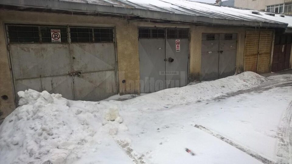 Cușnir arată că multe garaje din Obcini nu sunt folosite cu lunile
