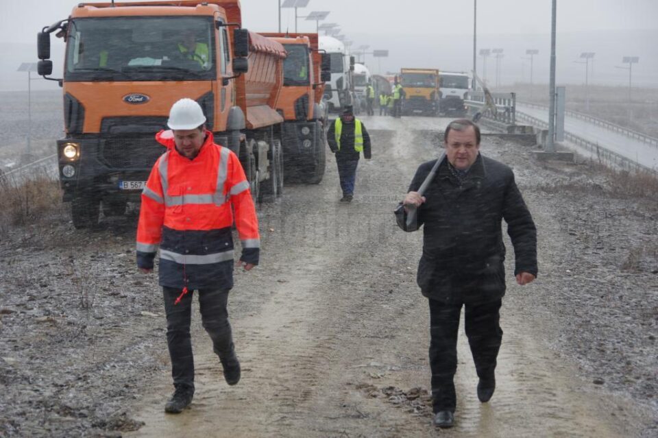 Gheorghe Flutur a venit cu o lopată pe șantierul centurii Sucevei pentru a da o mână de ajutor pentru finalizarea lucrărilor