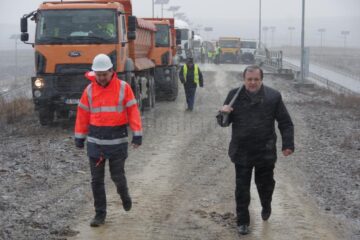 Gheorghe Flutur a venit cu o lopată pe șantierul centurii Sucevei pentru a da o mână de ajutor pentru finalizarea lucrărilor