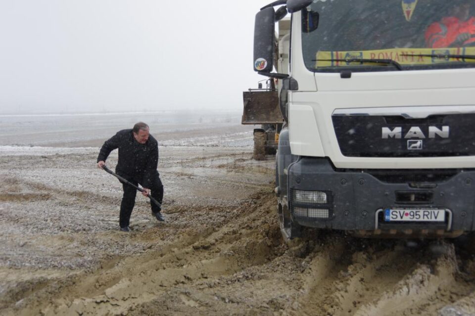 Gheorghe Flutur a venit cu o lopată pe șantierul centurii Sucevei pentru a da o mână de ajutor pentru finalizarea lucrărilor