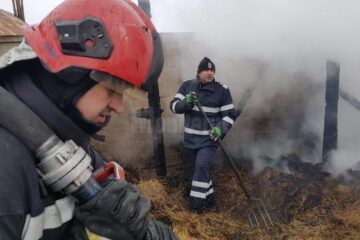 Dupa circa 3 ore incendiul a fost lichidat