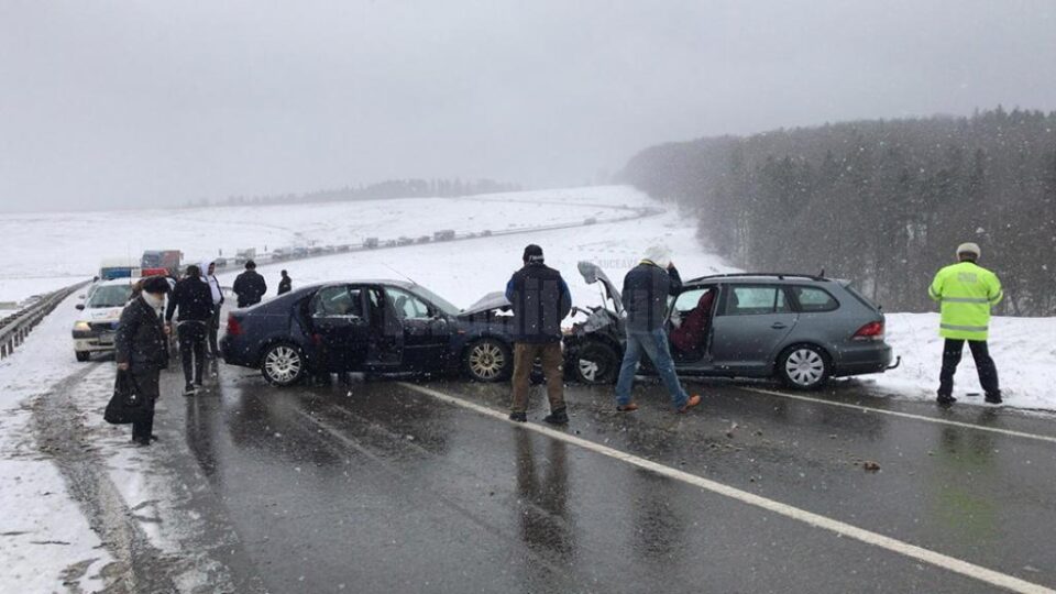 În urma impactului dintre cele două autoturisme o persoană a rămas încarcerata, iar toate șase au ajuns la spital În urma impactului dintre cele două autoturisme o persoană a rămas încarcerata, iar toate șase au ajuns la spital