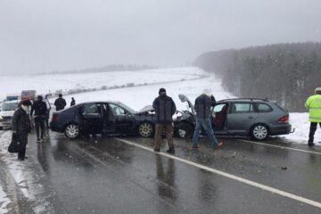 În urma impactului dintre cele două autoturisme o persoană a rămas încarcerata, iar toate șase au ajuns la spital