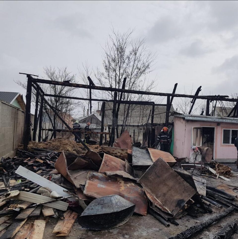 Afectate grav in incendiu au fost acoperisurile anexelor