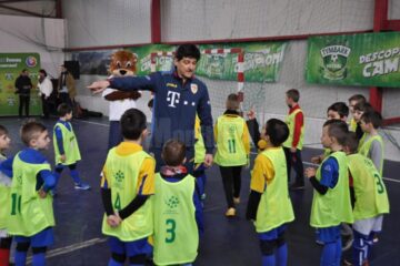 Miodrag Belodedici în mijlocul micilor fotbaliști dorneni