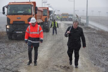 Gheorghe Flutur a venit la centura Sucevei având la el o lopată, pe care a adus-o de acasă, hotărât să pună umărul la grăbirea lucrărilor