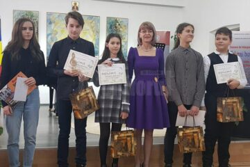 Câștigătorii premiilor speciale, alături de dir. adjunct Elena Istrate
