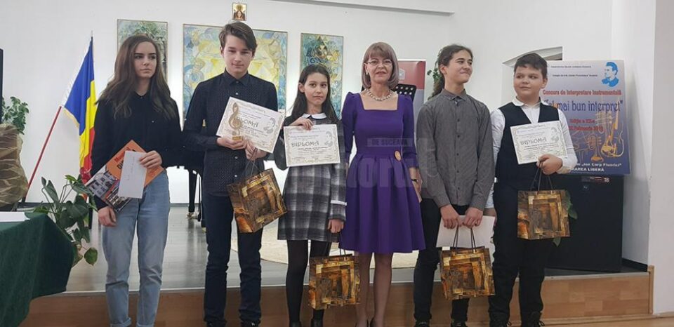 Câștigătorii premiilor speciale, alături de dir. adjunct Elena Istrate