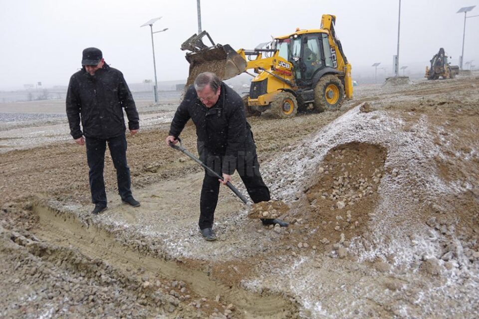 Flutur a început să împrăștie balastul adus de constructori