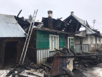 Incendiul de la Măneuți a făcut pagube mari, iar proprietarul s-a rănit la ambele mâini, încercând să salveze lucruri din locuință