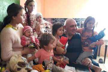 Mai multe familii nevoiașe din Preutești și Baia, ajutate de un grup de oameni inimoși din Fălticeni