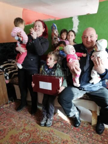 Mugurel Duceag, împreună cu oameni nevoiași pe care încearcă să-i ajute