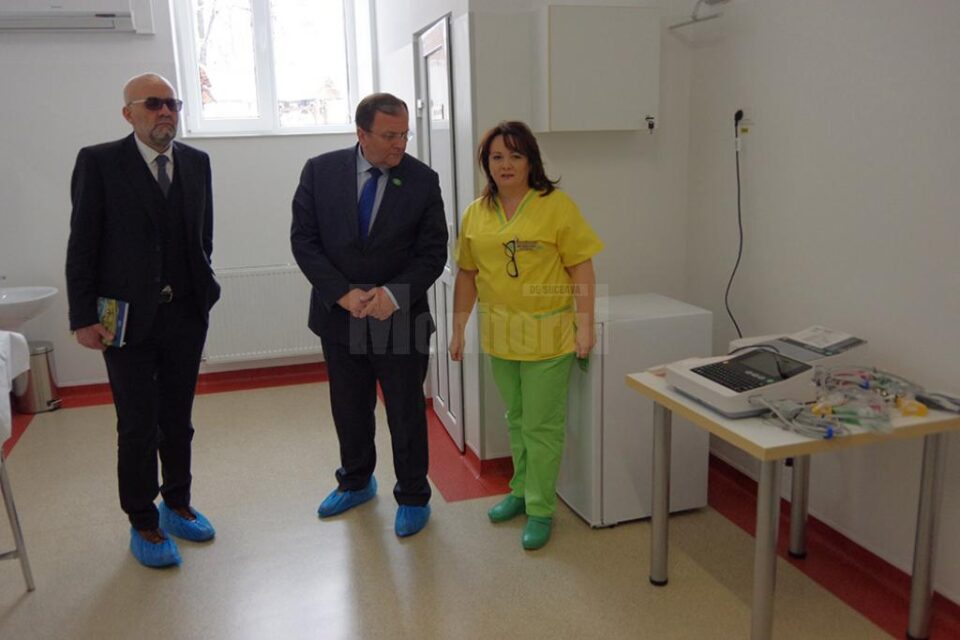 Papucii de unică folosință, obligatorii la intrarea în Spitalul de Urgență Suceava, se distribuie în continuare gratuit