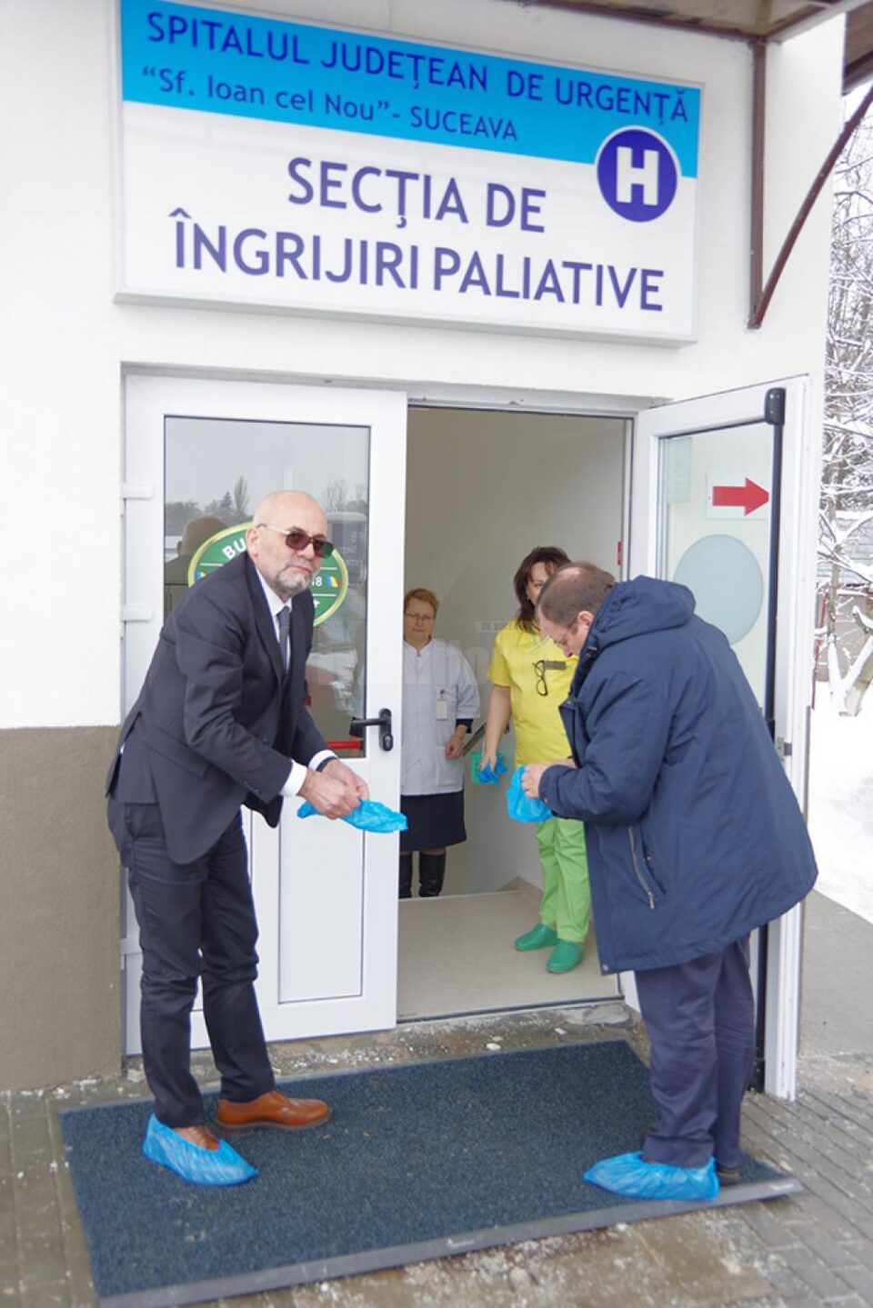 Papucii de unică folosință, obligatorii la intrarea în Spitalul de Urgență Suceava, se distribuie în continuare gratuit