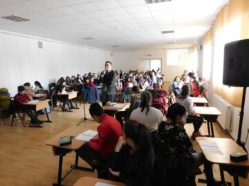 Peste 100 de elevi au participat la Concursul Interjudețean „Numai poetul...”, de la Fălticeni