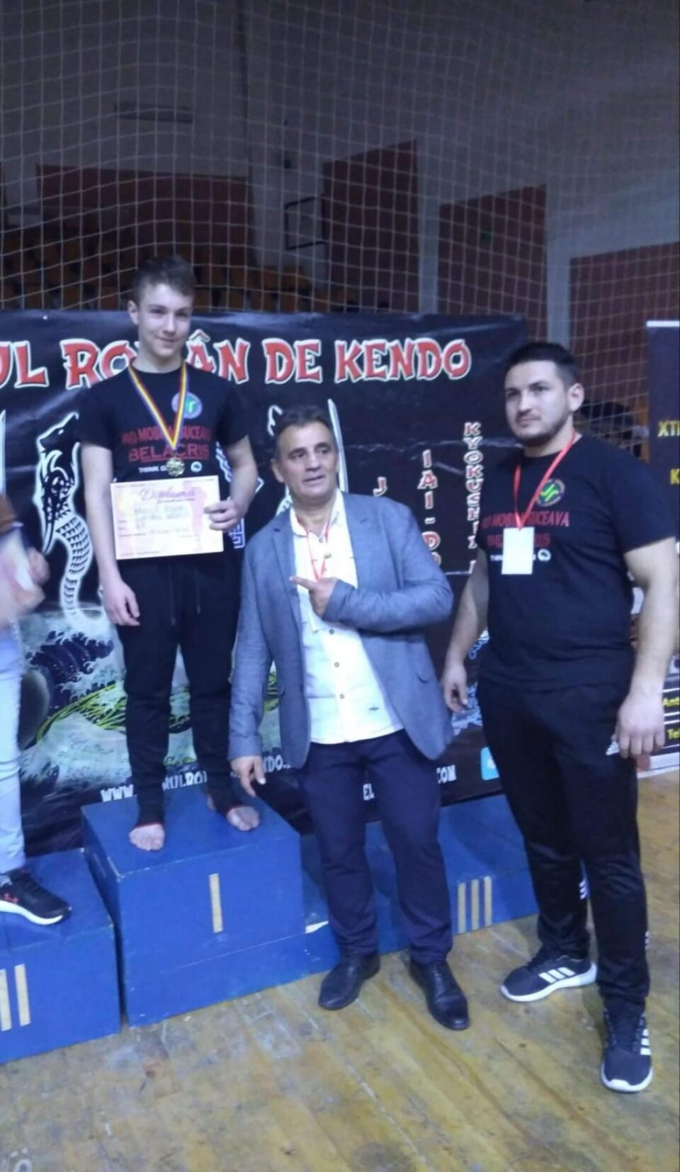 Sportivul Eduard Băncilă, alături de antrenorul Paul Ghețău (tricou negru) și reprezentantul federației, Ion Gârbea Sportivul Eduard Băncilă, alături de antrenorul Paul Ghețău (tricou negru) și reprezentantul federației, Ion Gârbea