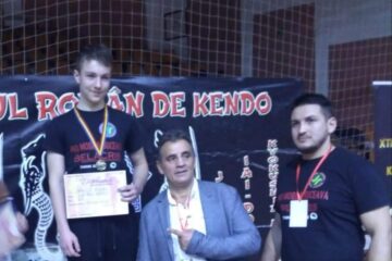 Sportivul Eduard Băncilă, alături de antrenorul Paul Ghețău (tricou negru) și reprezentantul federației, Ion Gârbea
